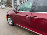 2018 Chrysler Pacifica Touring-L Plus with Leather, Pano Sunroof, Touch Screen, Leather, and Rear DV... (image 8)