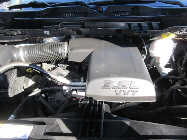 Ram 1500 Classic SLT 4x4 Crewcab *V6 PENTASTAR* 2021 in Cars & Trucks in Longueuil / South Shore - Image 4
