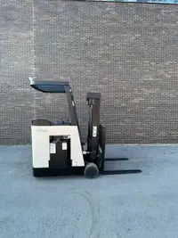CROWN DOCK STOCKER STAND UP FORKLIFT W 3000LBS CAPACITY 3 STAGE 