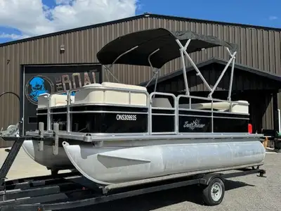 ONLY 100 HOURS! JUST IN 25HP SUZUKI 4-STROKE EFI WITH POWER TRIM AND TILT RATED FOR 6 PEOPLE BIMINI...