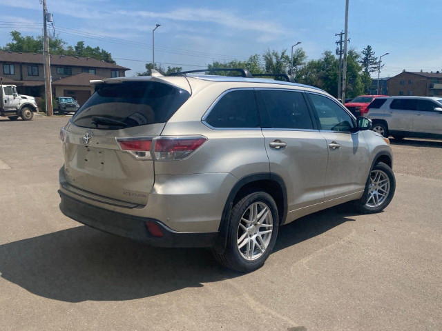 2016 Toyota Highlander in Cars & Trucks in Medicine Hat - Image 4