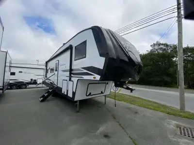 EAST TO WEST Tandara half-ton fifth wheel 27BH-OK highlights: Bunk Beds U-Shaped Dinette Front Priva...