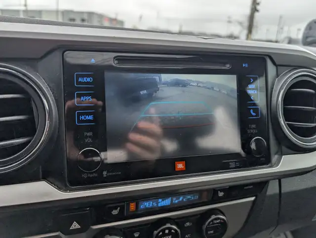 2016 Toyota Tacoma LIMITED in Cars & Trucks in London - Image 24