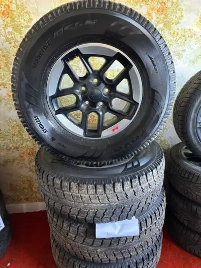 285-70-17 TOYO OBSERVE GSi-5 SEULEMENT 10/32 D'USURE SUR MAGS D'ORIGINE 18 POUCES MODELE RUBICON TRE...