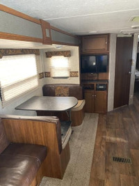 2015 Bullet 285 -Perfect couples trailer with extra sleeping for when you have guests staying over.... (image 1)