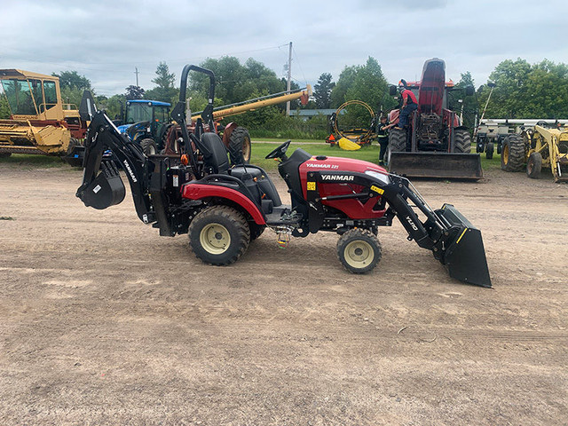 2022 YANMAR SA221 TRACTOR WITH LOADER AND BACKHOE (TLB) in Farming Equipment in London - Image 2