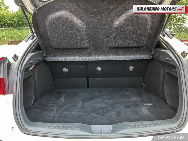 2020 Toyota C-HR XLE Premium in Cars & Trucks in Hamilton - Image 16