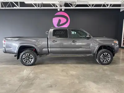 Le Toyota Tacoma TRD Sport 2022 avec groupe Premium est l’un des camions intermédiaires les plus rec...