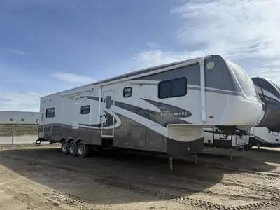 Pre-Owned 2007 KZ Escalade 41CKS - Triple Axle Luxury Toy Hauler w/ Full Body Paint This toy hauler...