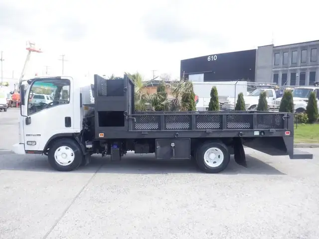 2015 isuzu NPR 12 Foot Flat Deck 3 Seater Diesel in Heavy Trucks in Richmond - Image 9