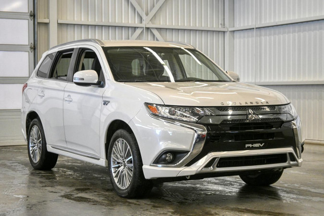 2022 Mitsubishi Outlander PHEV SE S-AWC 4 cyl. 2.4L , sièges cha in Cars & Trucks in Sherbrooke