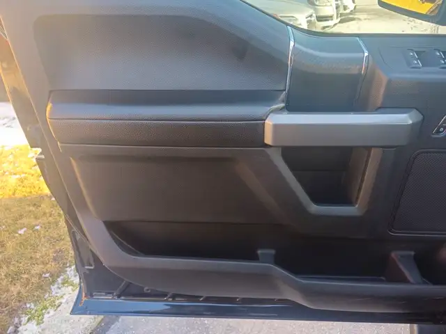 2018 Ford F-150 XLT 4WD SuperCrew 5.5' Box in Cars & Trucks in Chatham-Kent - Image 42