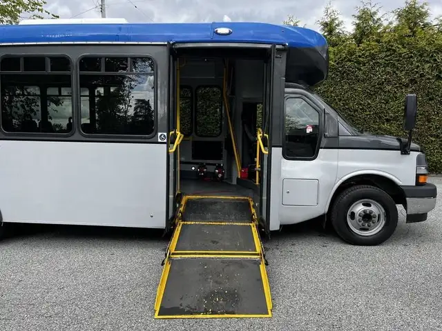 2019 chevrolet Express G4500 21 Passenger Bus With Wheelchair Ac in Heavy Trucks in Richmond - Image 15