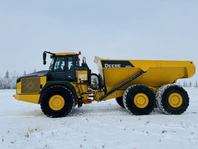 2019 DEERE 410E ROCK TRUCK  in Heavy Equipment in Calgary - Image 4