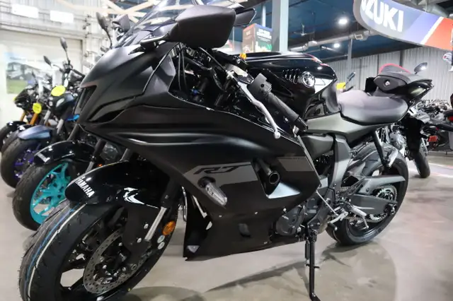 2025 Yamaha YZF-R7 Black in Street, Cruisers & Choppers in Edmonton - Image 7
