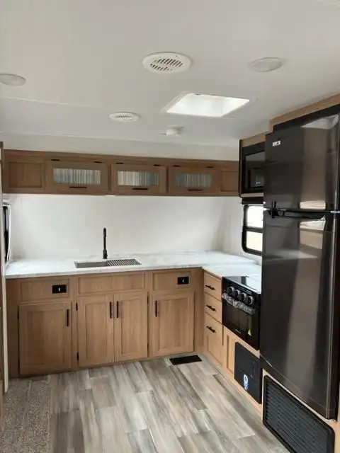 2023 Prime Time Avenger 24FKS Travel Trailer in Travel Trailers & Campers in Brandon - Image 9