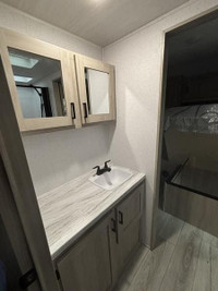 Della Terra DET251RD The perfect couples trailer! This half-ton towable travel trailer measures unde... (image 7)