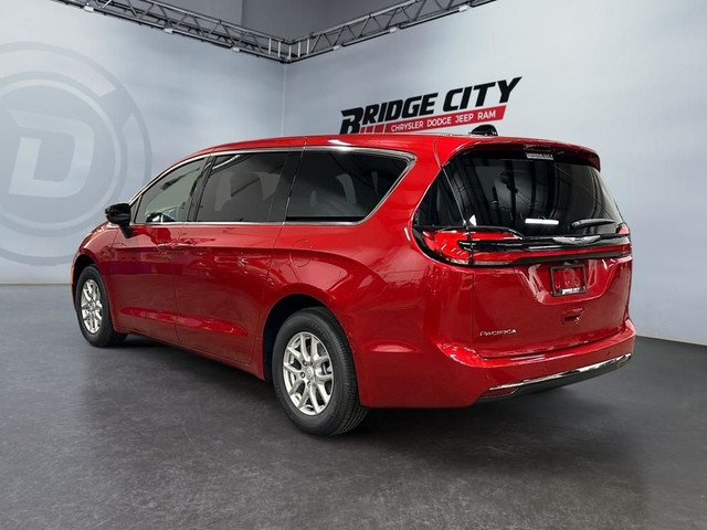 2026 Chrysler Pacifica Select in Cars & Trucks in Lethbridge - Image 3