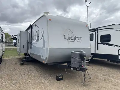 This opposing slides trailer is sure to impress anybody that walks through the door! This rear livin...