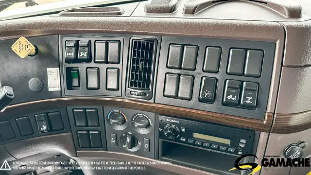 2012 VOLVO VHD 10 WHEEL DUMP TRUCK in Heavy Trucks in Chilliwack - Image 13