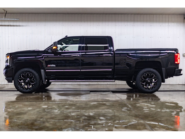2018 Chevrolet Silverado 1500 4x4 Crew Cab High Country Leather  in Cars & Trucks in Red Deer - Image 3