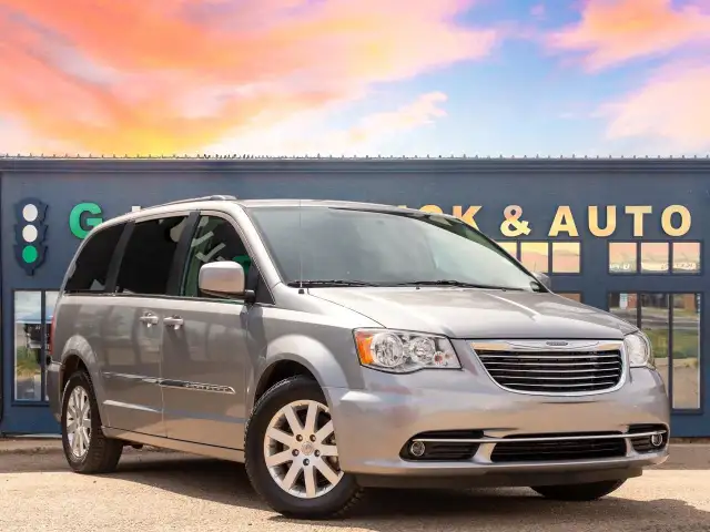 2016 Chrysler Town & Country TOURING in Cars & Trucks in Saskatoon - Image 2