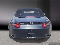 La Mazda MX-5 GS 2024, fidèle à son héritage de roadster léger et agile, continue de séduire les pur... (image 5)
