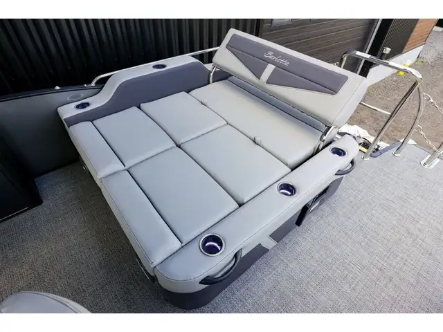 2025 Barletta Cabrio 24 UE in Powerboats & Motorboats in Québec City - Image 16