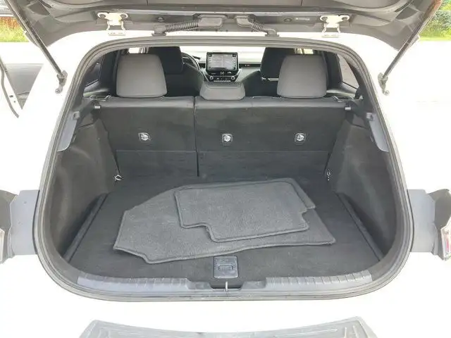 2019 Toyota Corolla Hatchback in Cars & Trucks in Hamilton - Image 19