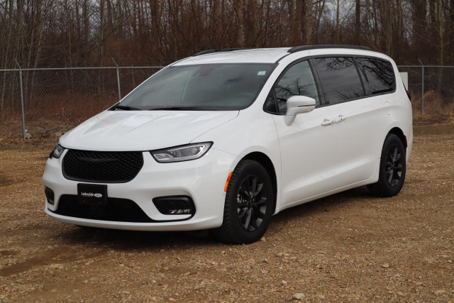  2022 Chrysler Pacifica Touring L in Cars & Trucks in Edmonton