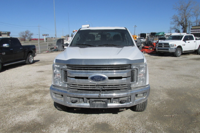 2017 Ford Super Duty F-250 SRW XLT Crew Cab 4x4 6.2 L v8 in Cars & Trucks in Winnipeg - Image 2