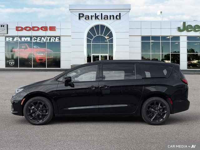 2024 Chrysler Pacifica Touring-L S AWD Sunroof Nav Stow N Go in Cars & Trucks in St. Albert - Image 2