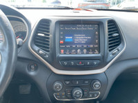 Le Jeep Cherokee Limited 2015 est un VUS compact offrant un excellent équilibre entre confort, techn... (image 1)