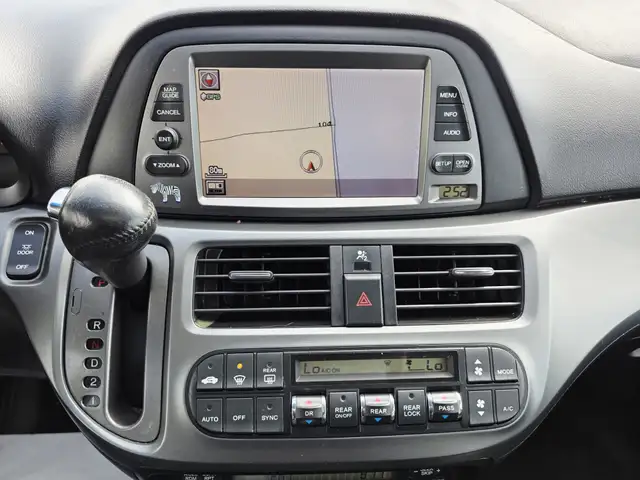 2007 Honda Odyssey Touring Leather DVD Camera Power Sliding door in Cars & Trucks in Calgary - Image 17