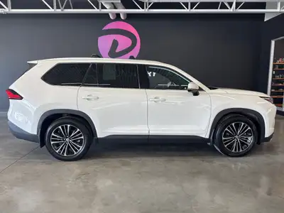 Le Toyota Grand Highlander Platinum 2024 est le VUS trois rangées haut de gamme le plus spacieux jam...