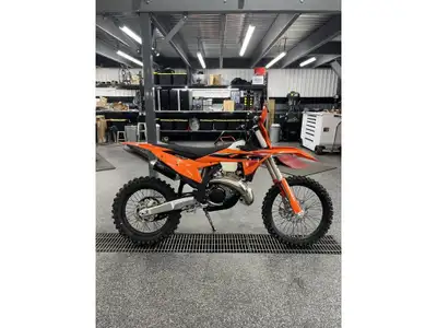 2025 KTM 250 XC Les photos peuvent être à titre indicatif et sans inscription. Les promotions en vig...