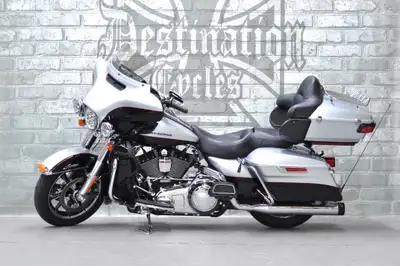 2015 Harley-Davidson Ultra Limited FLHTK for sale! Beautiful two-tone vivid black & brilliant silver...