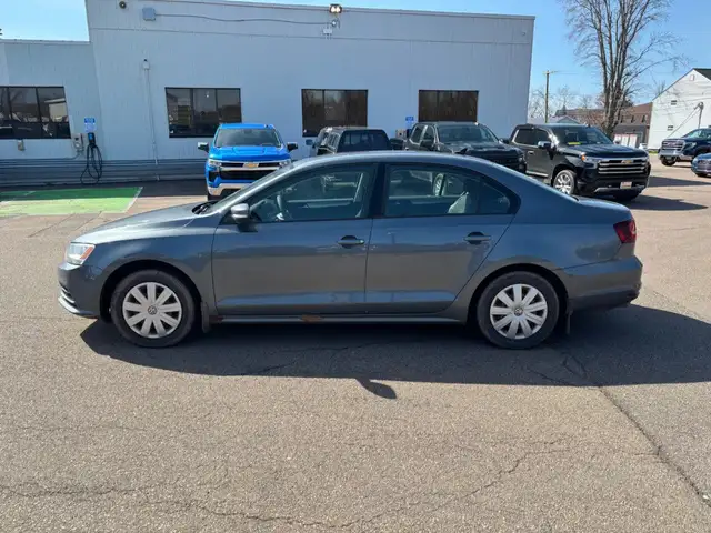 2016 Volkswagen Jetta Trendline in Cars & Trucks in Charlottetown - Image 5