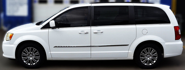 2014 Chrysler Town & Country 4dr Wagon Touring in Cars & Trucks in Hamilton - Image 2