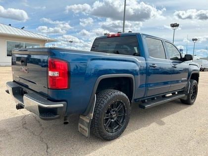 2017 GMC Sierra 1500 SLE 4X4 CREW CAB w/LEVELING KIT & CUSTOM WH in Cars & Trucks in Edmonton - Image 3