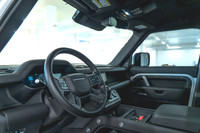 Land Rover Defender 110 P400 X-Dynamic SE 2024: - Extérieur blanc FUJI sur intérieur en cuir noir EB... (image 1)