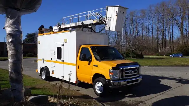 2015 ford Econoline E-450 Cube Van With Bucket in Heavy Trucks in Richmond - Image 2