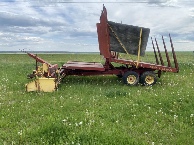 New Holland Stackliner Square Bale Stacker 1032 in Farming Equipment in Grande Prairie - Image 3