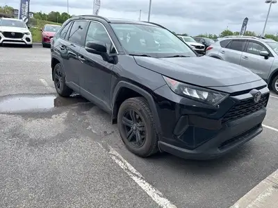 Le Toyota RAV4 2020 est un VUS compact polyvalent qui se distingue par son design audacieux et moder...