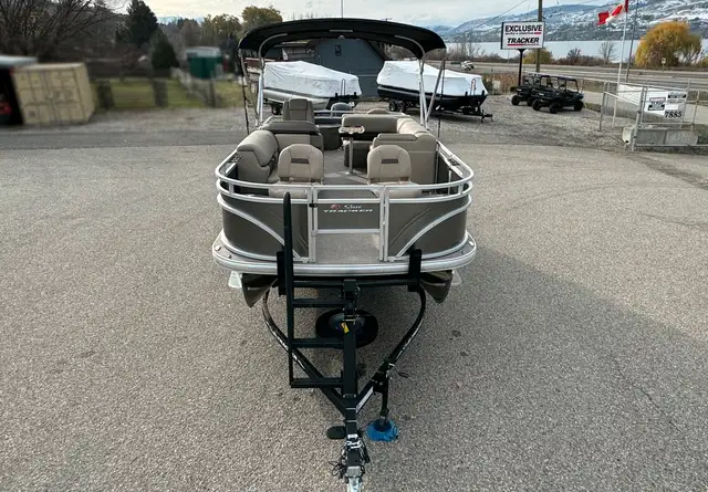 2025 Sun Tracker Fishin' Barge 20 DLX, pontoon boat in Powerboats & Motorboats in Vernon - Image 9