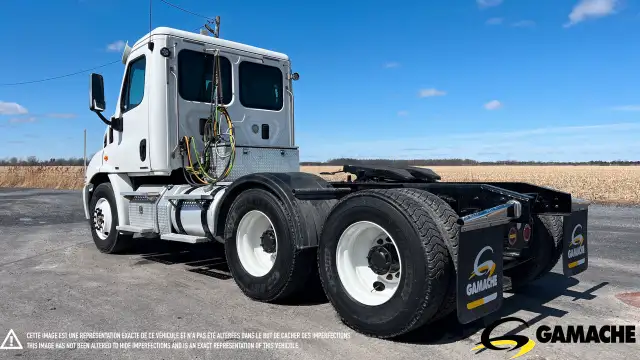 2011 FREIGHTLINER CASCADIA CA113DC DAY CAB in Heavy Trucks in Chilliwack - Image 7