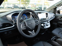 Used 2025 Chrysler Pacifica Select with AWD, no accidents, Apple CarPlay/Android Auto for sale in Ca... (image 4)