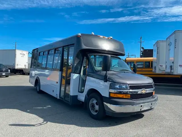 2017 chevrolet Express G4500 21 Passenger Bus With Wheelchair Ac in Heavy Trucks in Richmond - Image 7