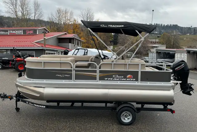 2025 Sun Tracker Party Barge 18 DLX -Mercury 60 Best Pontoon Boa in Powerboats & Motorboats in Prince Albert - Image 5