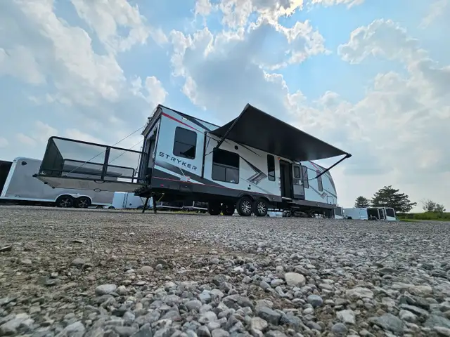 TOY HAULER CLEARANCE -STYKER 3414 W/REAR PATIO DECK UNDER COST in RVs & Motorhomes in London - Image 36